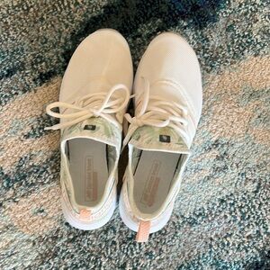 Size  8 new balance sneakers never worn